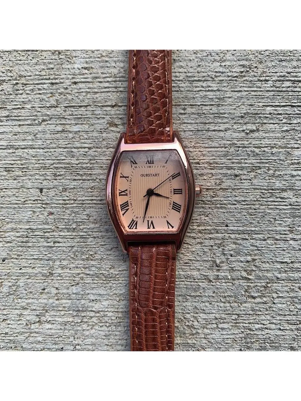 Minimalistic essential vintage style gold and leather style band watch. 9